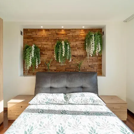 לינה וארוחת בוקר La Residencia 3*